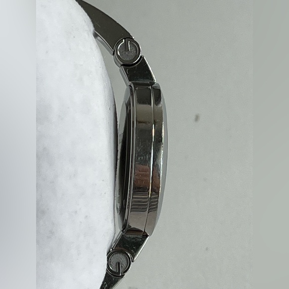 GUCCI 105 Flower diamond Bangle series YA105514 ladies watch. - Picture 4 of 13